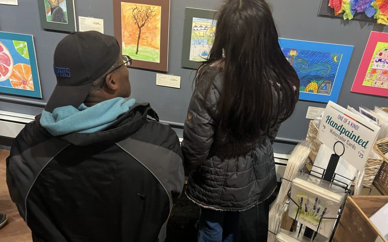 2025-11-10-YoungAtArt-FamliyAtWall-Florence-8244